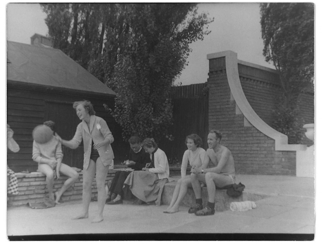 MumWithBallAndKenonWall1954BarrowellGreenpool London Water Polo Club