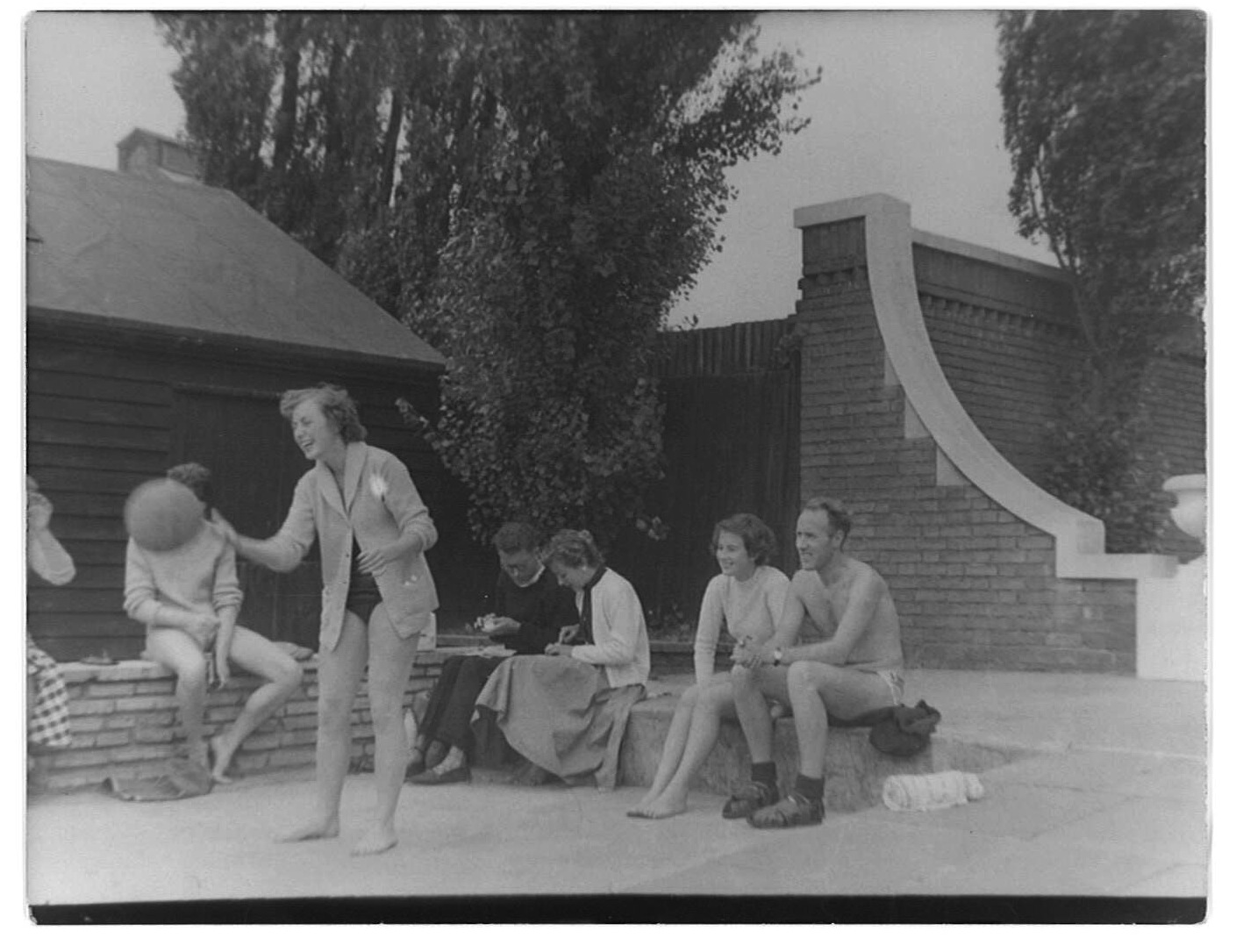 MumWithBallAndKenonWall1954BarrowellGreenpool London Water Polo Club